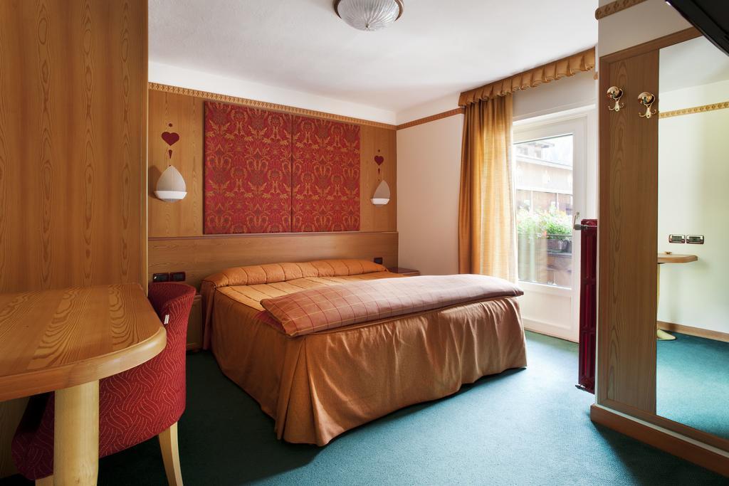 Hotel Haus Michaela Sappada Exteriör bild